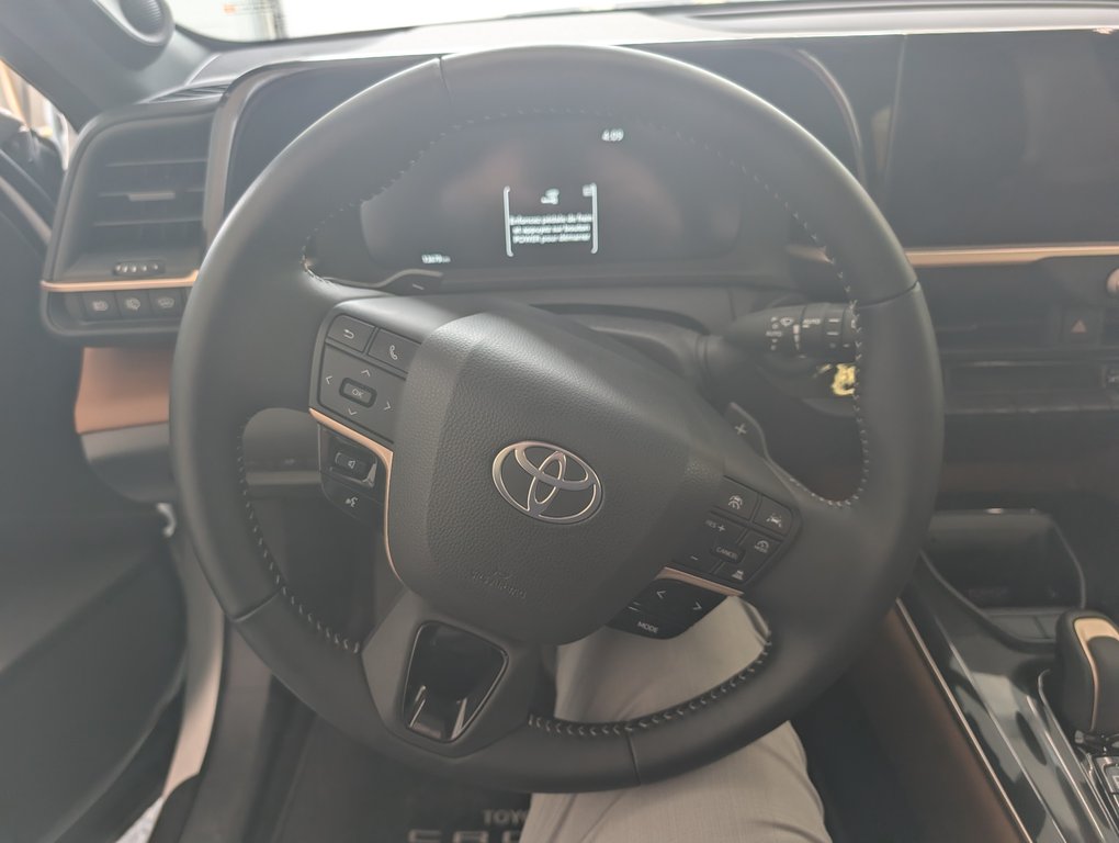 2025 Toyota Crown Signia Limited HYBRID CUIR, in Magog, Quebec - 17 - w1024h768px