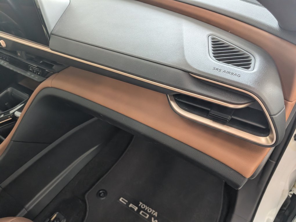2025 Toyota Crown Signia Limited HYBRID CUIR, in Magog, Quebec - 9 - w1024h768px