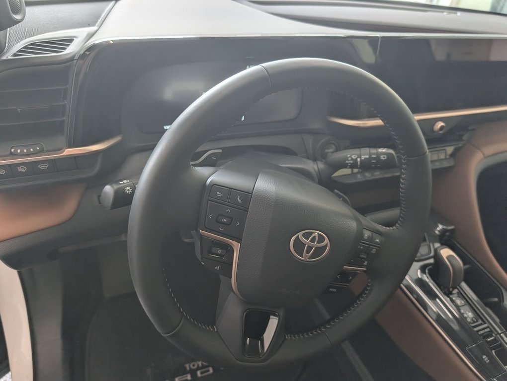 2025 Toyota Crown Signia Limited HYBRID CUIR, in Magog, Quebec - 13 - w1024h768px