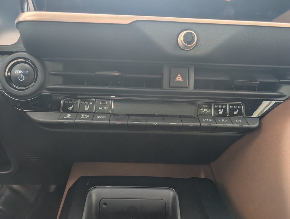 2025 Toyota Crown Signia Limited HYBRID CUIR, in Magog, Quebec - 18 - w1024h768px