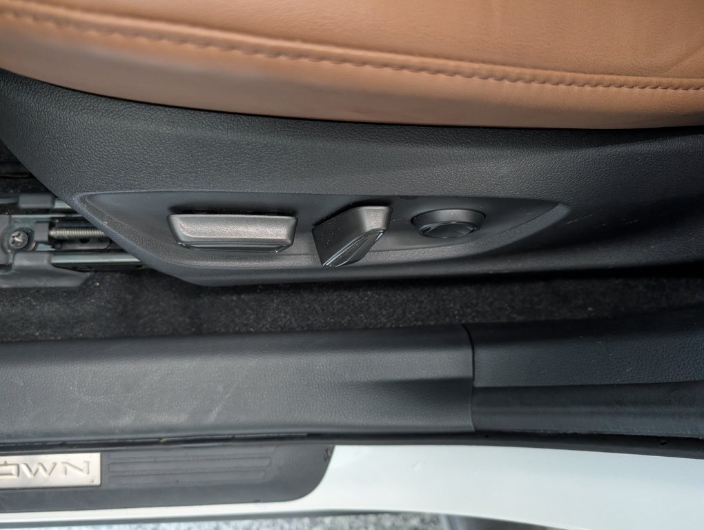 2025 Toyota Crown Signia Limited HYBRID CUIR, in Magog, Quebec - 14 - w1024h768px