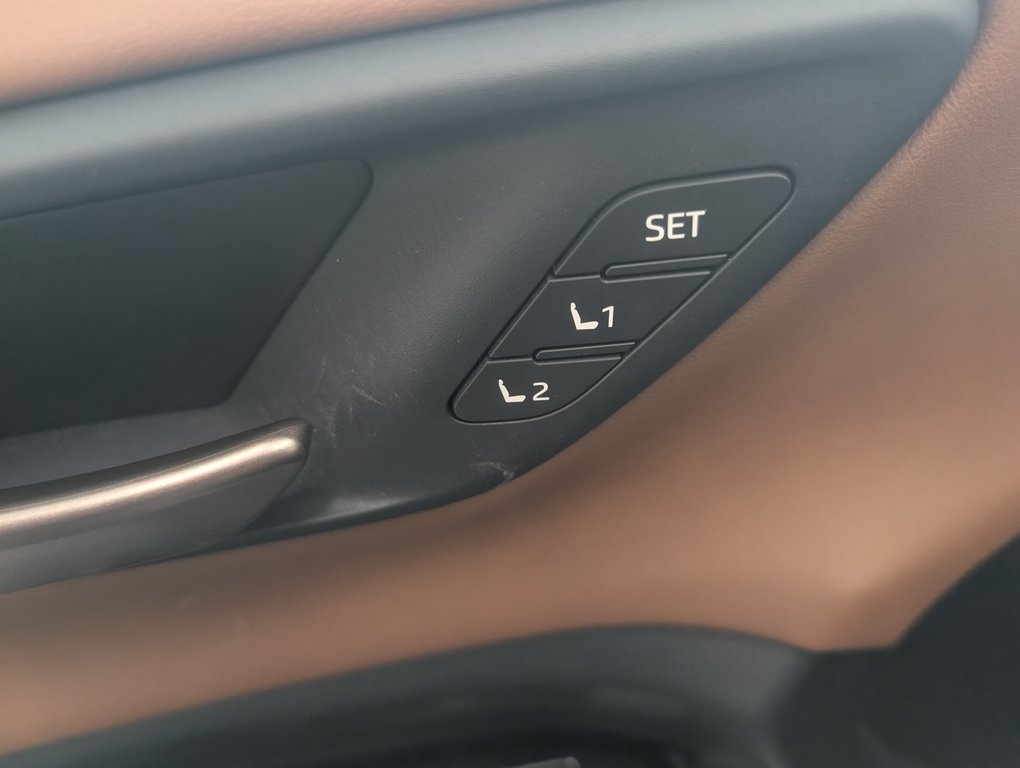 2025 Toyota Crown Signia Limited HYBRID CUIR, in Magog, Quebec - 16 - w1024h768px