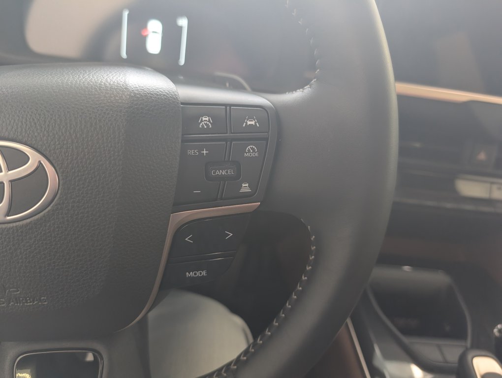 2025 Toyota Crown Signia Limited HYBRID CUIR, in Magog, Quebec - 21 - w1024h768px
