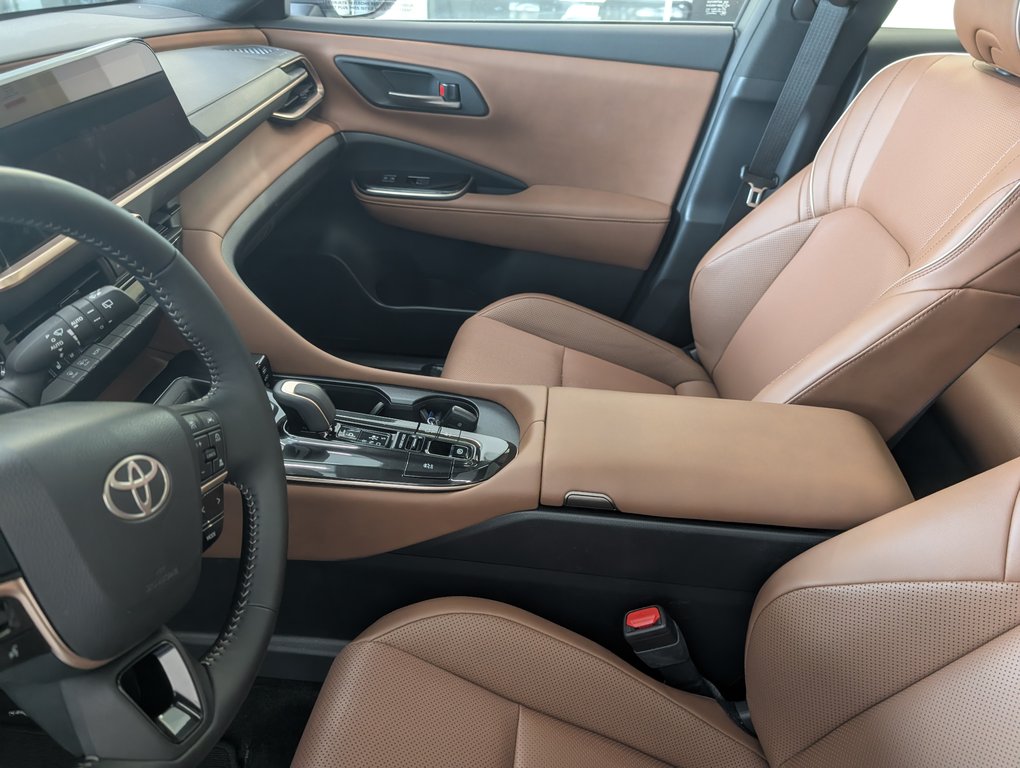 2025 Toyota Crown Signia Limited HYBRID CUIR, in Magog, Quebec - 12 - w1024h768px