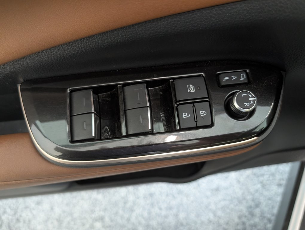 2025 Toyota Crown Signia Limited HYBRID CUIR, in Magog, Quebec - 15 - w1024h768px