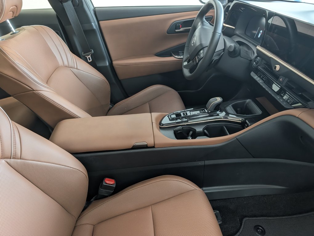 2025 Toyota Crown Signia Limited HYBRID CUIR, in Magog, Quebec - 8 - w1024h768px