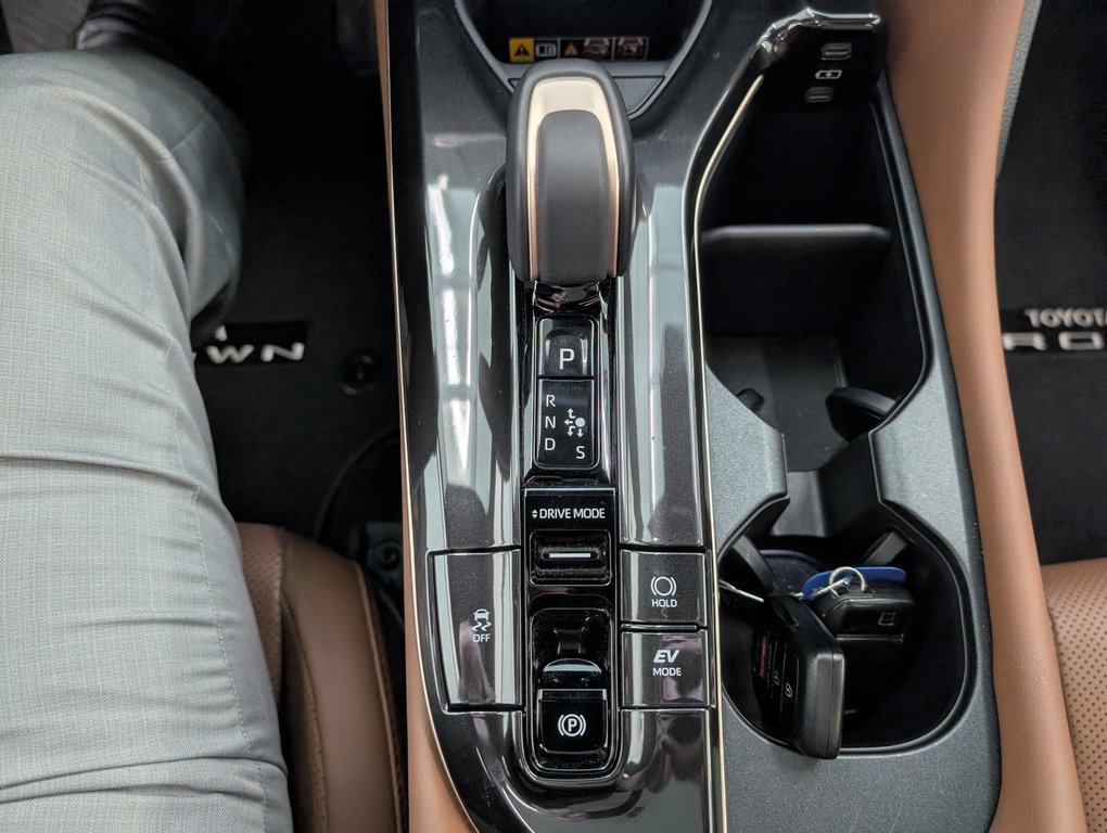 2025 Toyota Crown Signia Limited HYBRID CUIR, in Magog, Quebec - 19 - w1024h768px