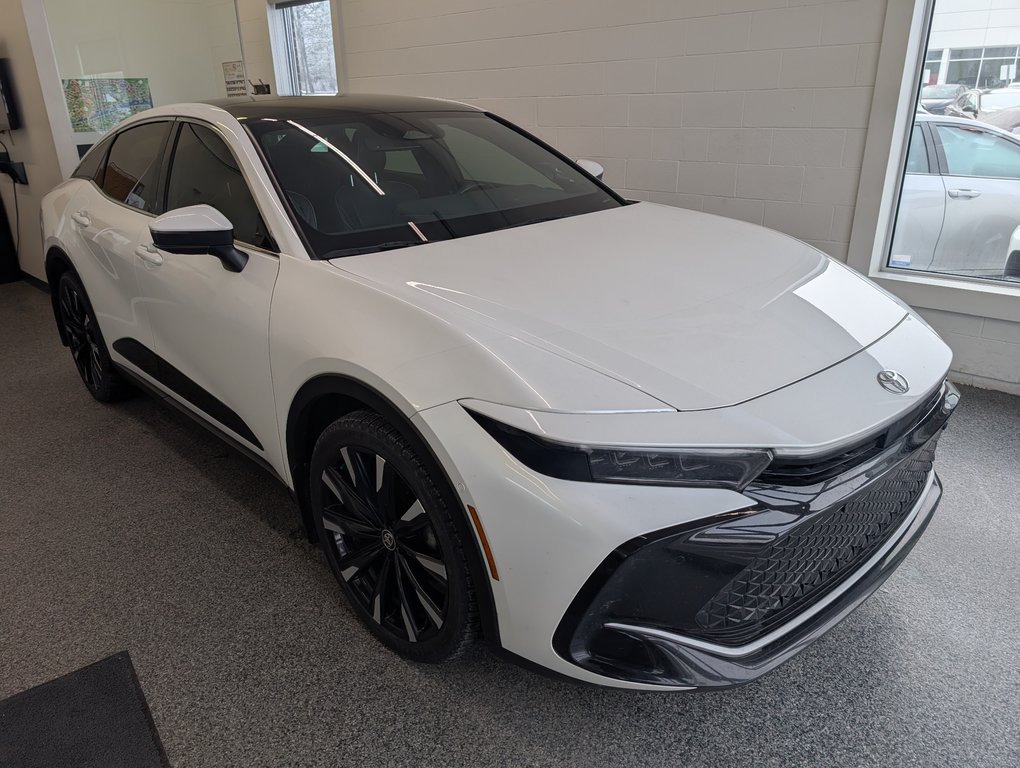 Toyota Crown Platinum 2023 à Magog, Québec - 1 - w1024h768px