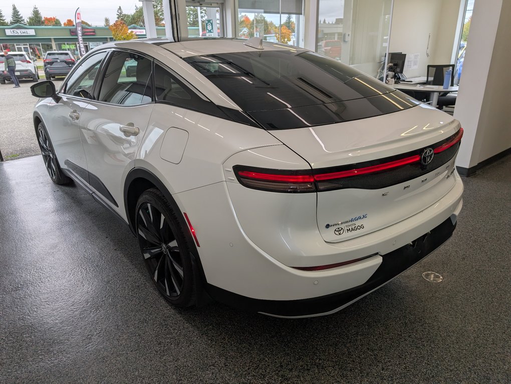Toyota Crown HYBRID PLATINUM, 2024 à Magog, Québec - 4 - w1024h768px