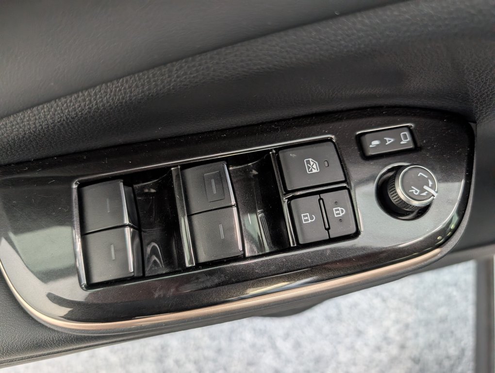 Toyota Crown HYBRID PLATINUM, 2024 à Magog, Québec - 15 - w1024h768px