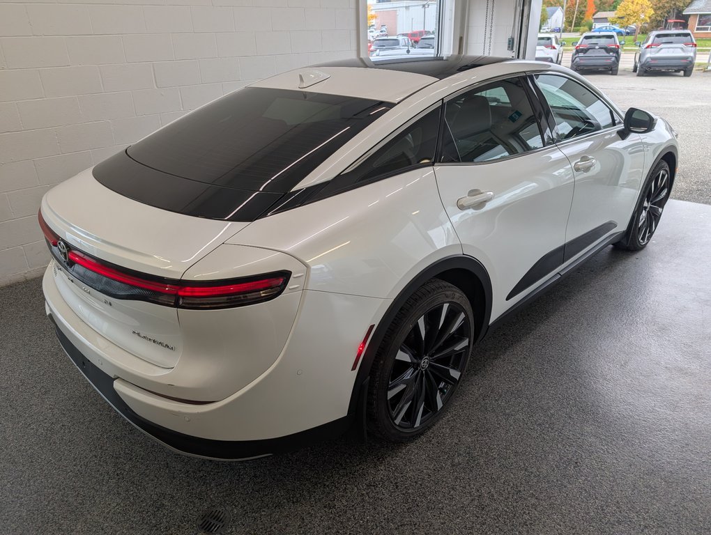 Toyota Crown HYBRID PLATINUM, 2024 à Magog, Québec - 3 - w1024h768px