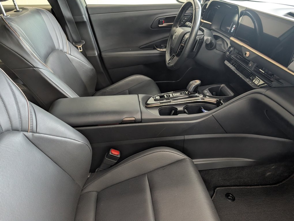 Toyota Crown HYBRID PLATINUM, 2024 à Magog, Québec - 8 - w1024h768px