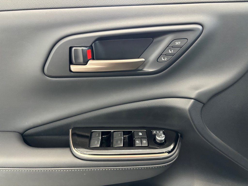 2026 Toyota Crown Platinum in Magog, Quebec - 14 - w1024h768px