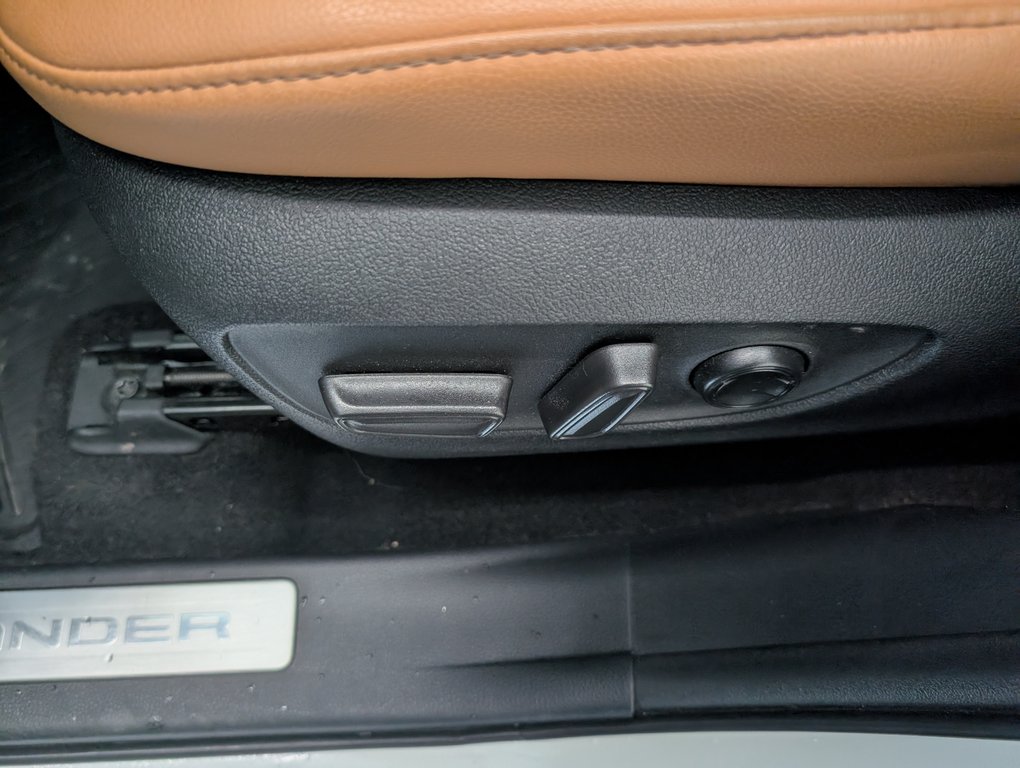 2023 Toyota Highlander hybrid LIMITED AWD, in Magog, Quebec - 14 - w1024h768px