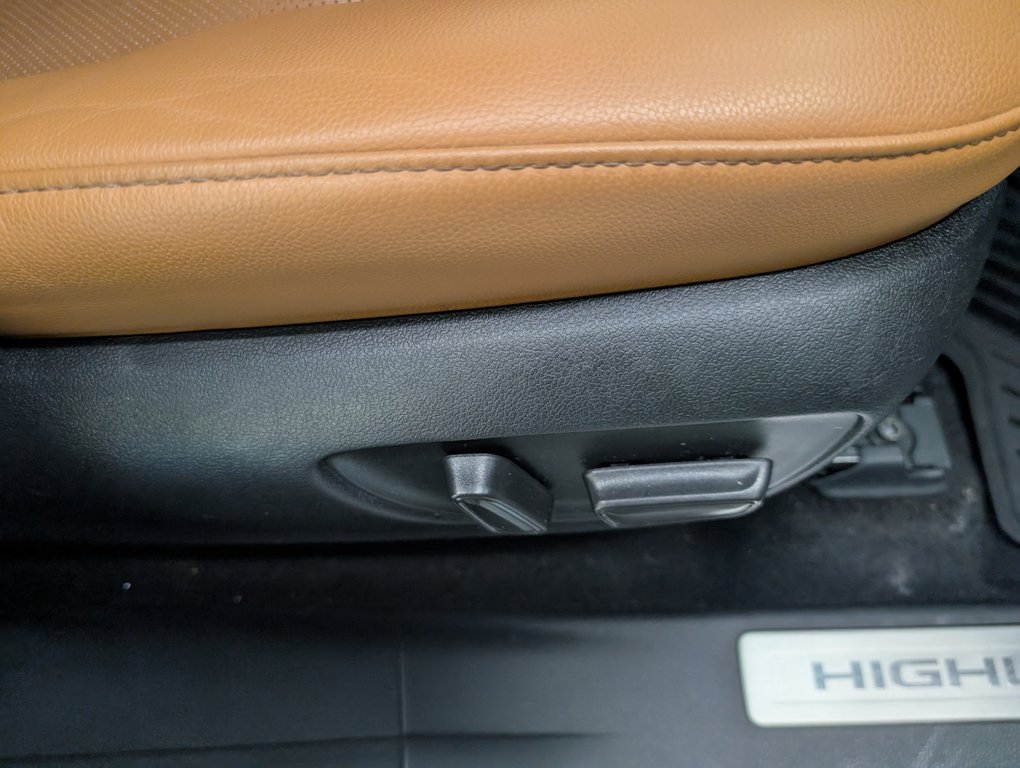2023 Toyota Highlander hybrid LIMITED AWD, in Magog, Quebec - 10 - w1024h768px