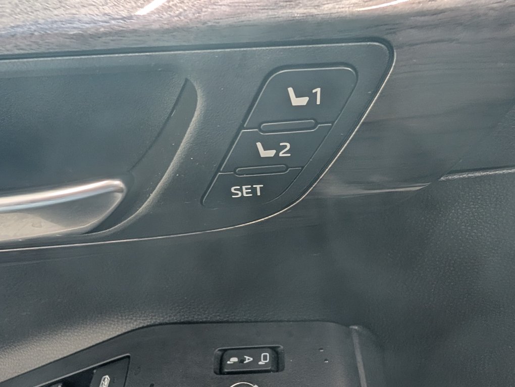 2023 Toyota Highlander hybrid LIMITED AWD, in Magog, Quebec - 16 - w1024h768px