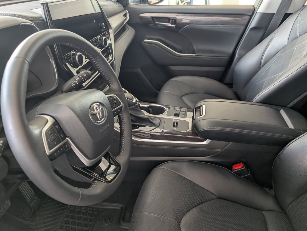 2026 Toyota Highlander Hybrid LIMITED AWD, in Magog, Quebec - 12 - w1024h768px