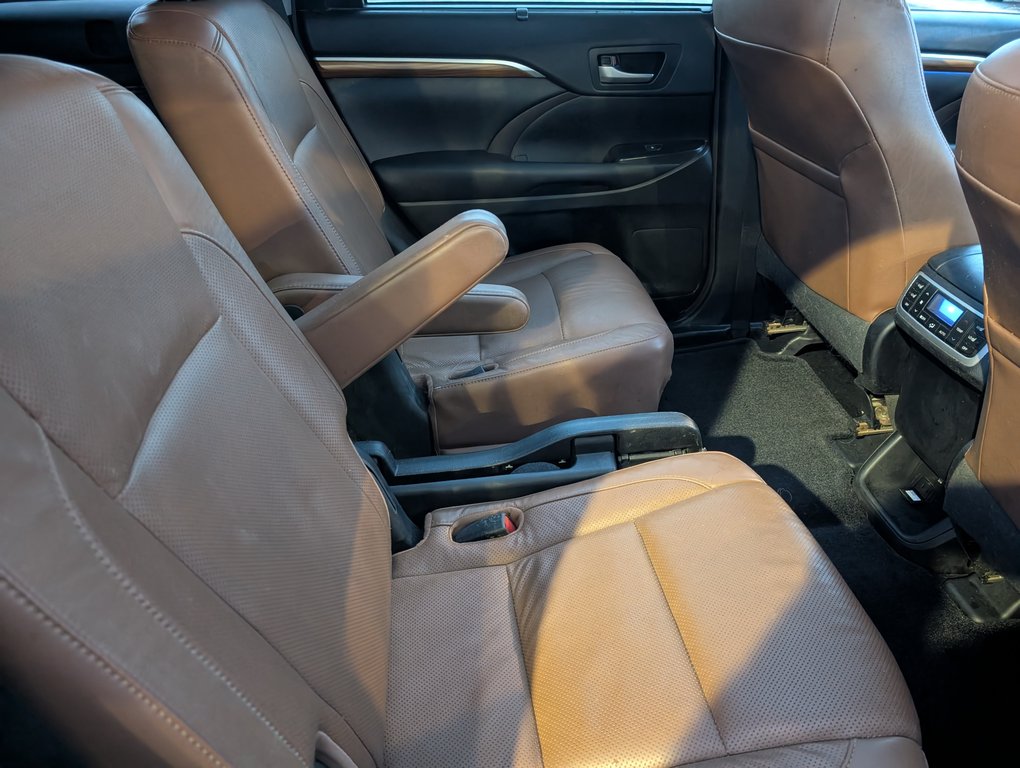 2017 Toyota Highlander Limited AWD, in Magog, Quebec - 8 - w1024h768px