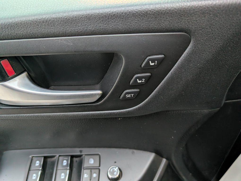 2017 Toyota Highlander Limited AWD, in Magog, Quebec - 16 - w1024h768px