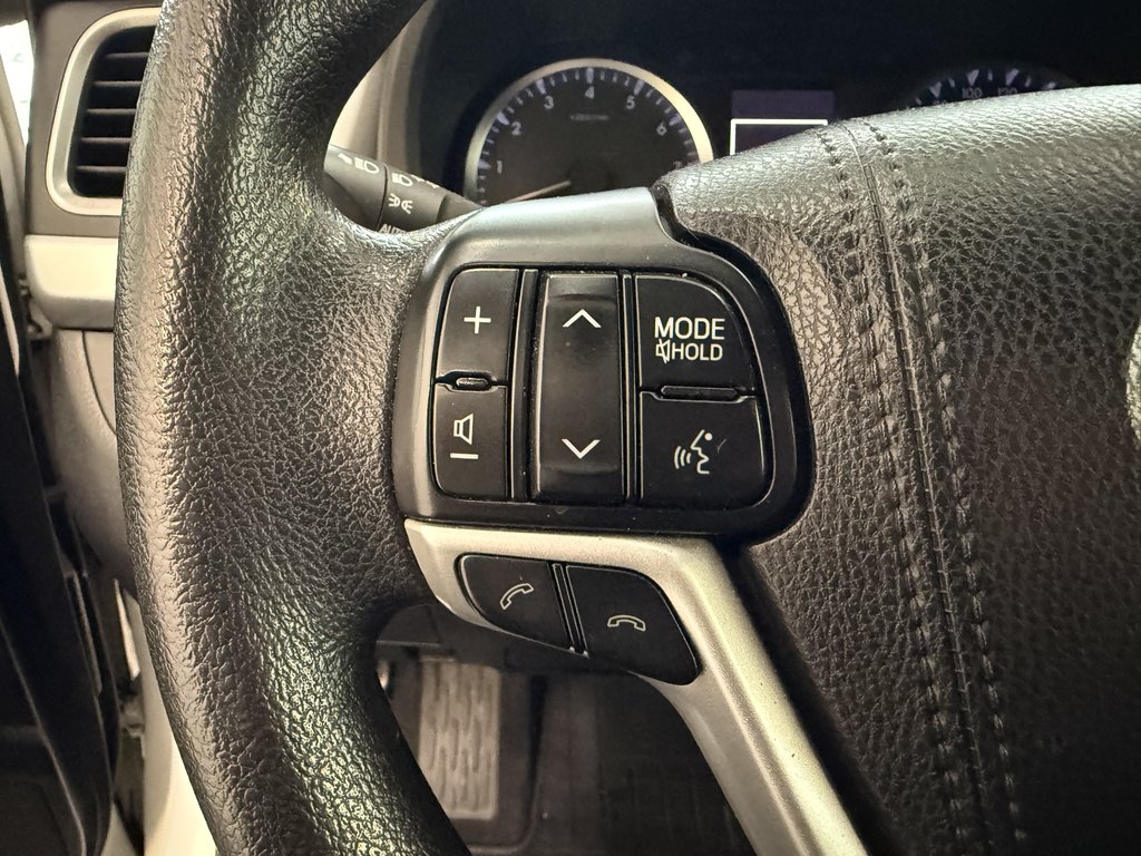 2017 Toyota Highlander LE AWD, in Magog, Quebec - 17 - w1024h768px