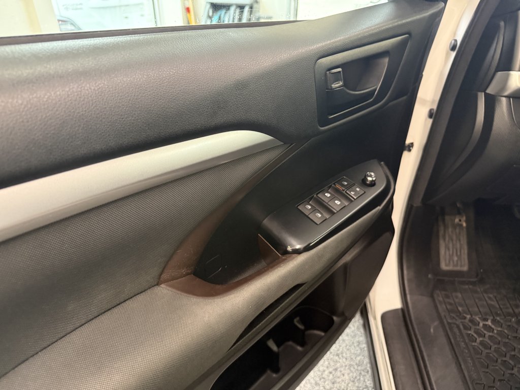 2017 Toyota Highlander LE AWD, in Magog, Quebec - 13 - w1024h768px