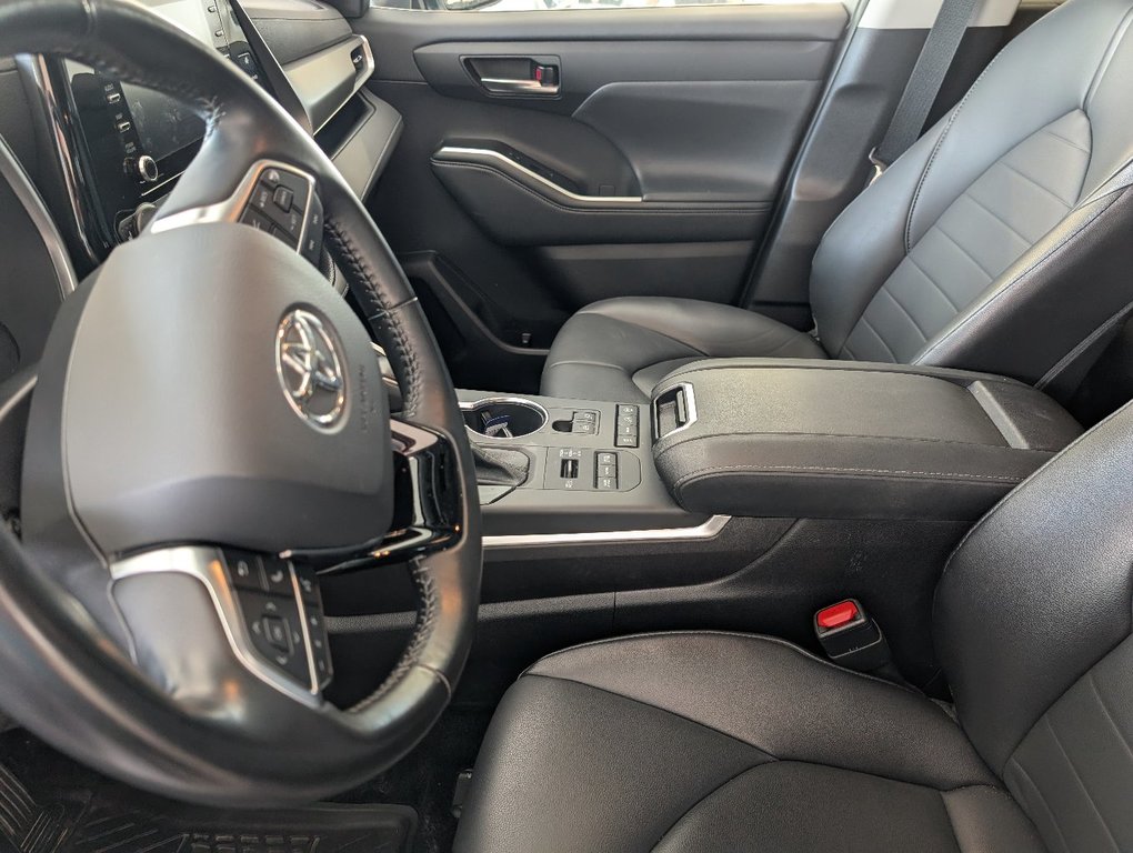 Toyota Highlander XLE AWD, 2021 à Magog, Québec - 13 - w1024h768px