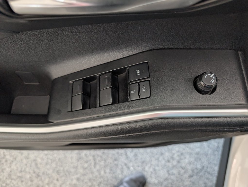 Toyota Highlander XLE AWD, 2021 à Magog, Québec - 16 - w1024h768px
