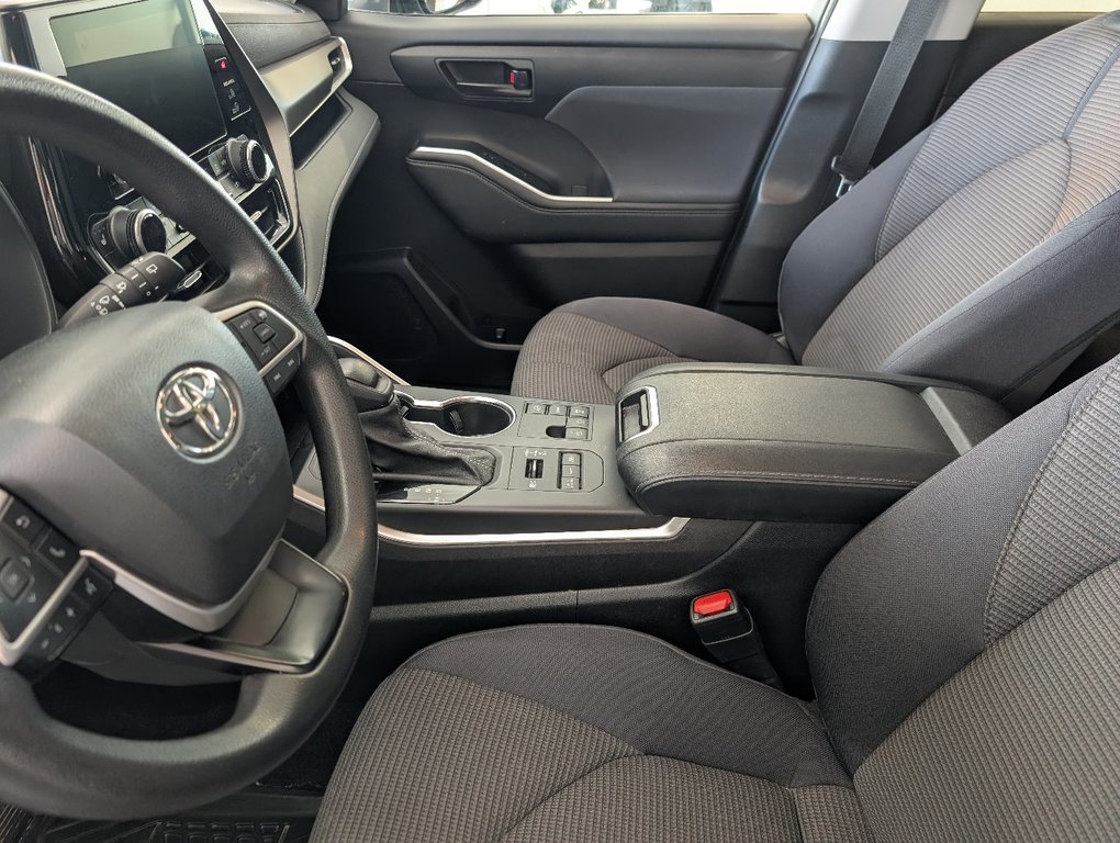 Toyota Highlander LE AWD, GARANTIE JUSQU EN 2028, 2023 à Magog, Québec - 12 - w1024h768px