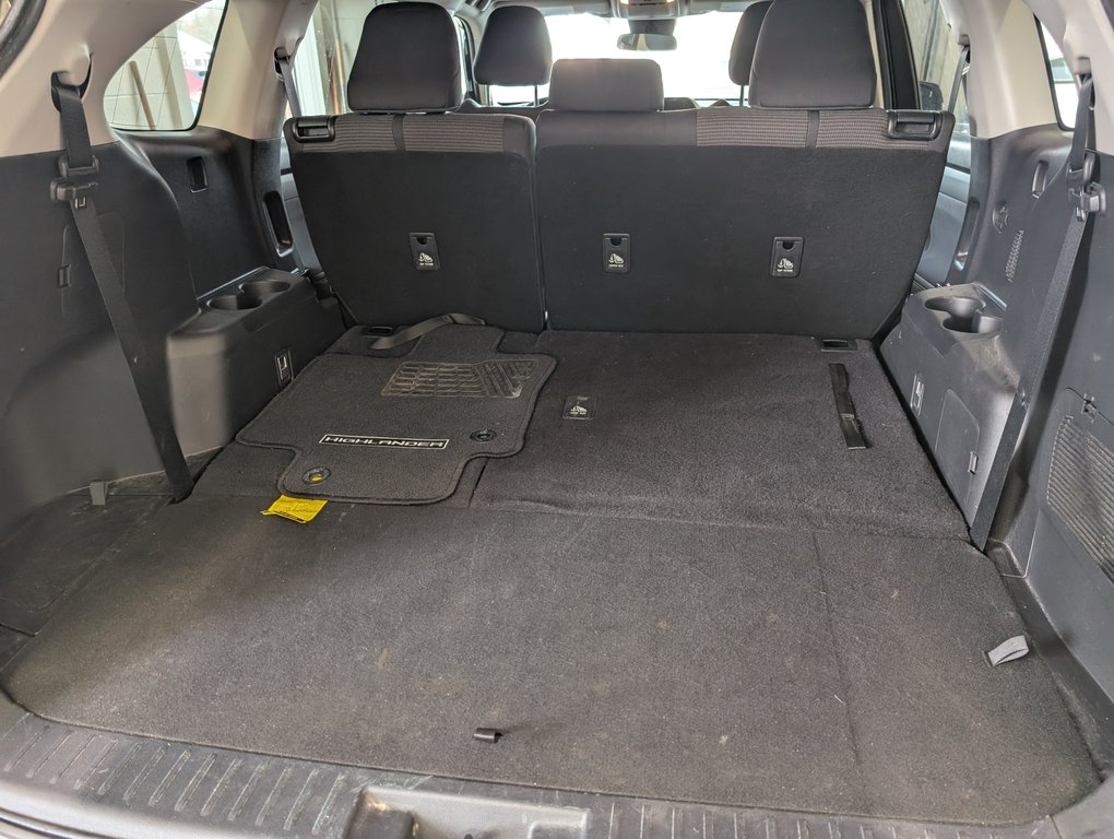 2023 Toyota Highlander hybrid LE AWD, GARANTIE JUSQU EN 2026, in Magog, Quebec - 6 - w1024h768px