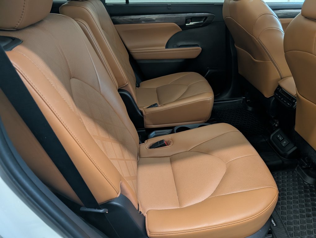 2023 Toyota Highlander LIMITED PLATINUM AWD, GARANTIE JUSQU EN 2026, in Magog, Quebec - 8 - w1024h768px