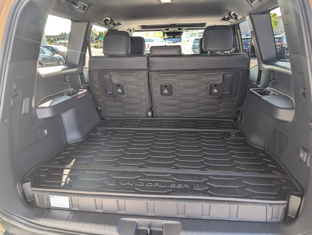 2027 Toyota Land Cruiser GROUPE PREMIUM in Magog, Quebec - 7 - w1024h768px
