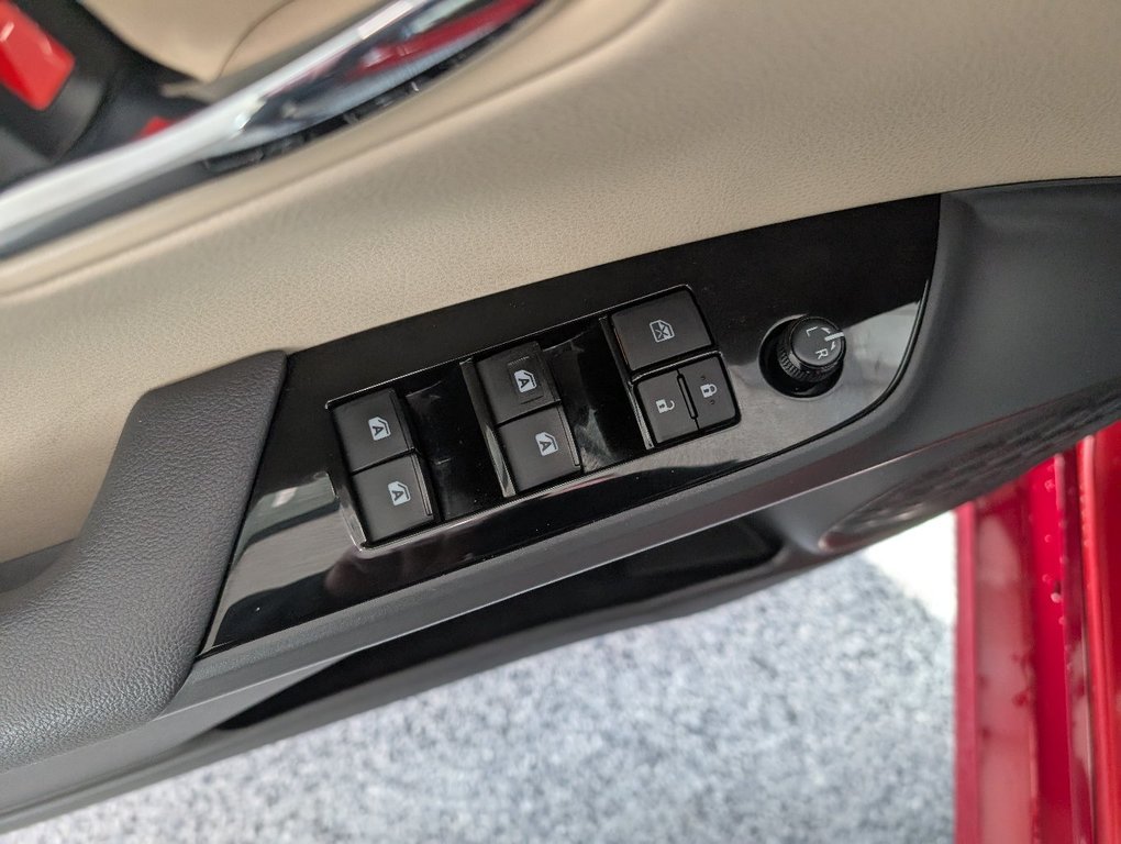 Toyota Prius TECHNOLOGIE HYBRID, CUIR, TOIT, 2017 à Magog, Québec - 14 - w1024h768px