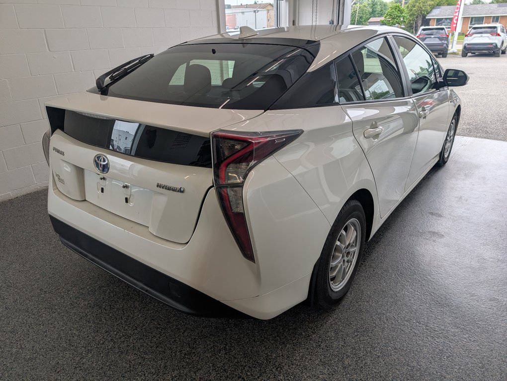 2017 Toyota Prius in Magog, Quebec - 3 - w1024h768px