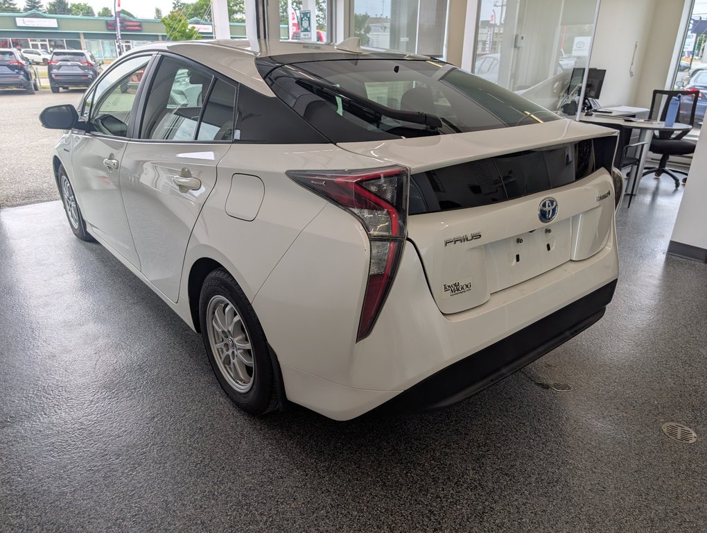 2017 Toyota Prius in Magog, Quebec - 4 - w1024h768px