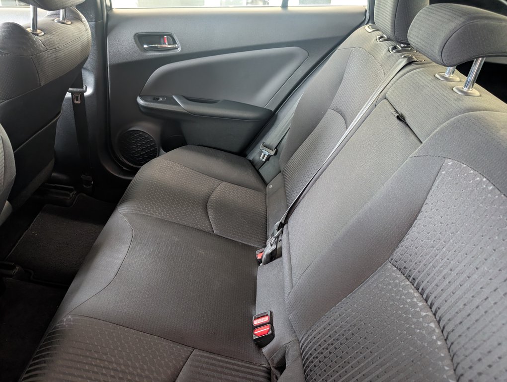 2017 Toyota Prius in Magog, Quebec - 8 - w1024h768px
