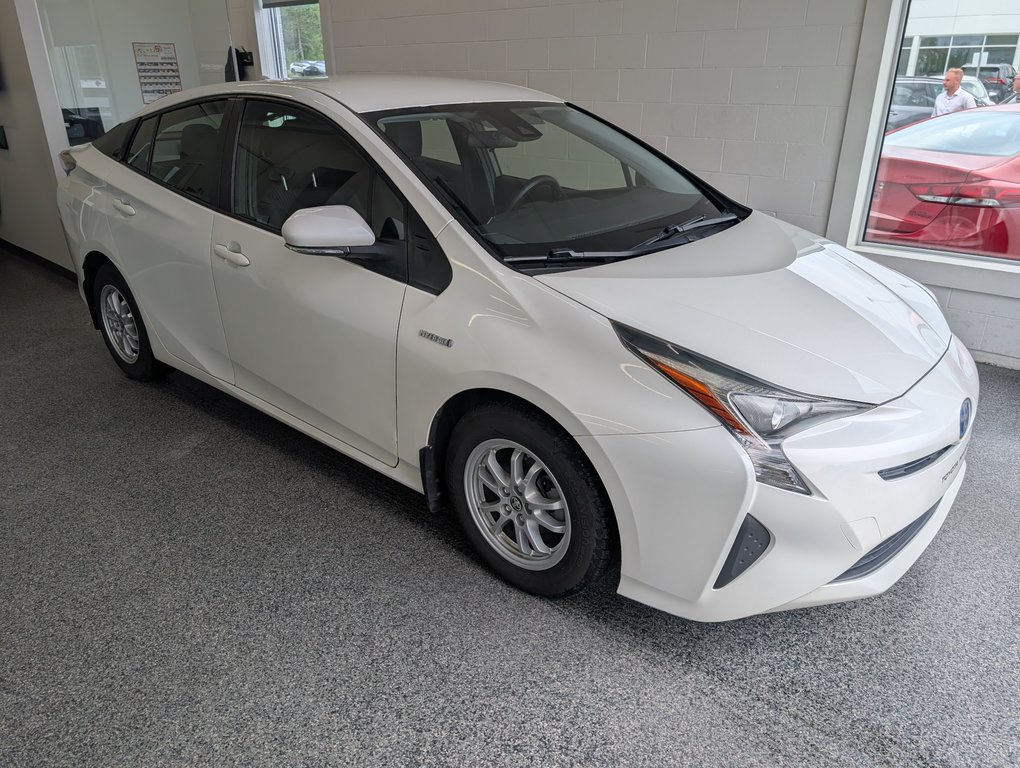 2017 Toyota Prius in Magog, Quebec - 1 - w1024h768px