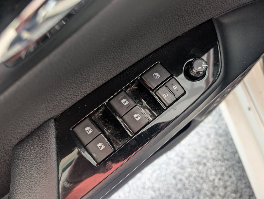 2017 Toyota Prius in Magog, Quebec - 11 - w1024h768px