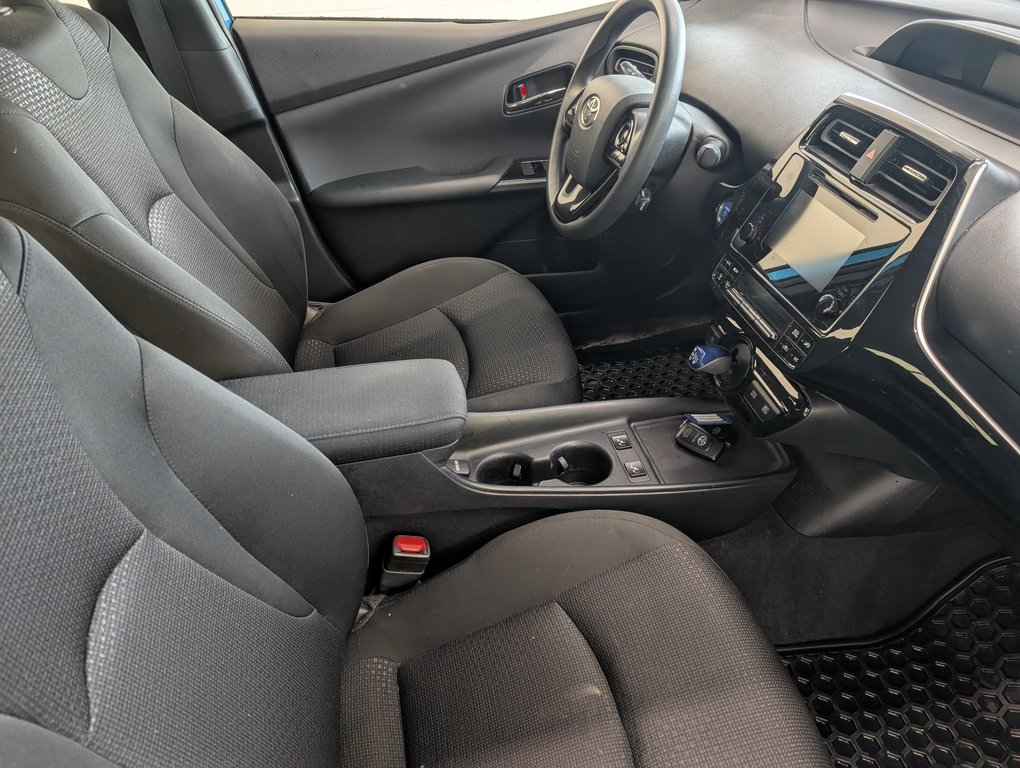 Toyota Prius AWD,  2019 à Magog, Québec - 6 - w1024h768px