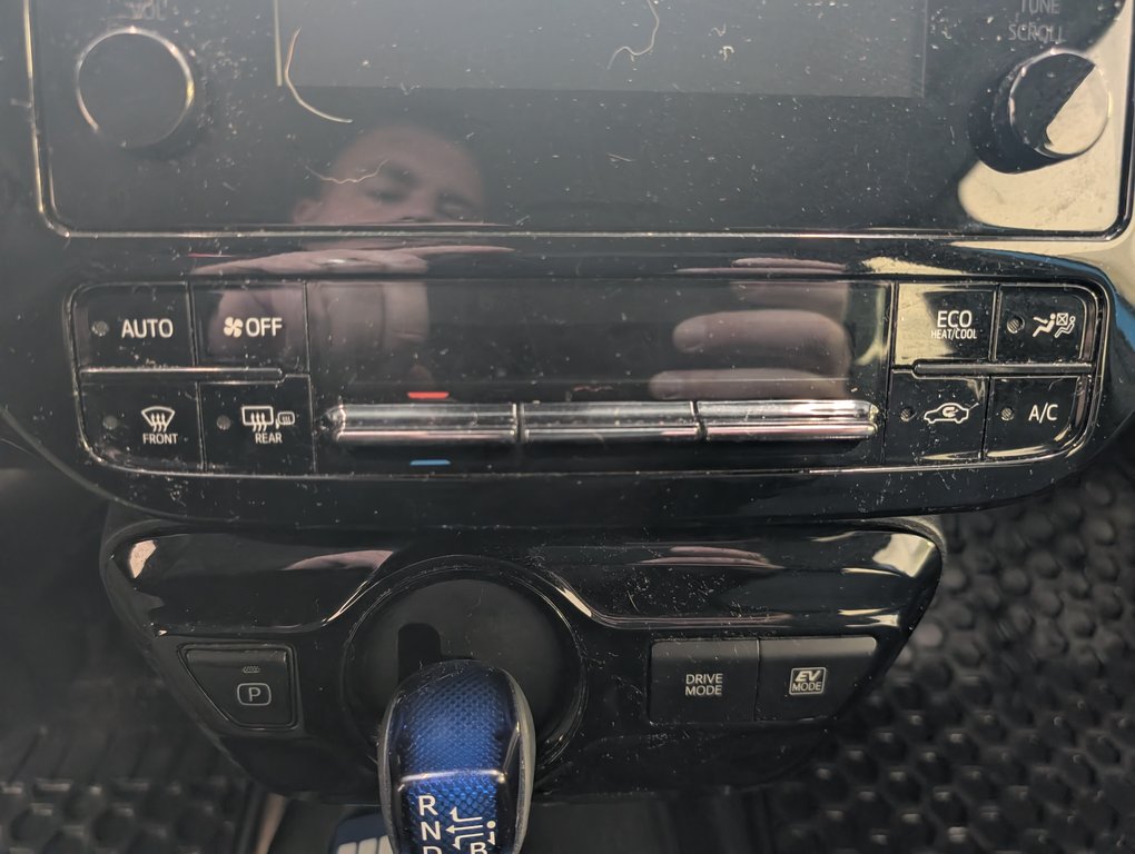 Toyota Prius AWD,  2019 à Magog, Québec - 11 - w1024h768px