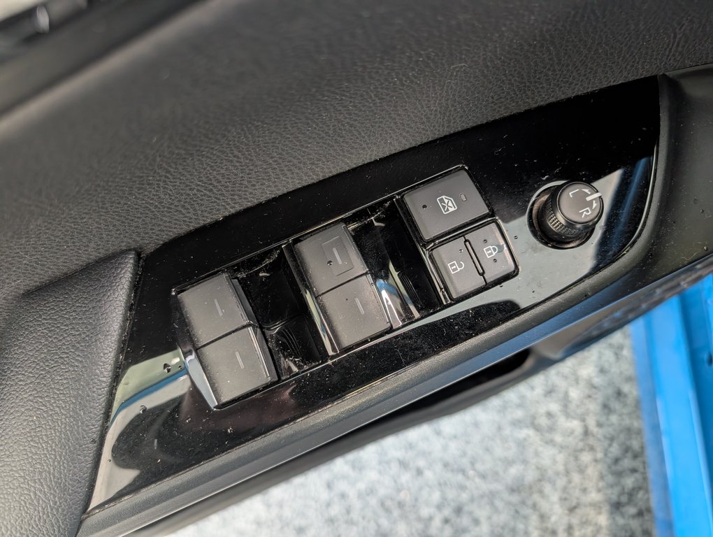 Toyota Prius AWD,  2019 à Magog, Québec - 9 - w1024h768px