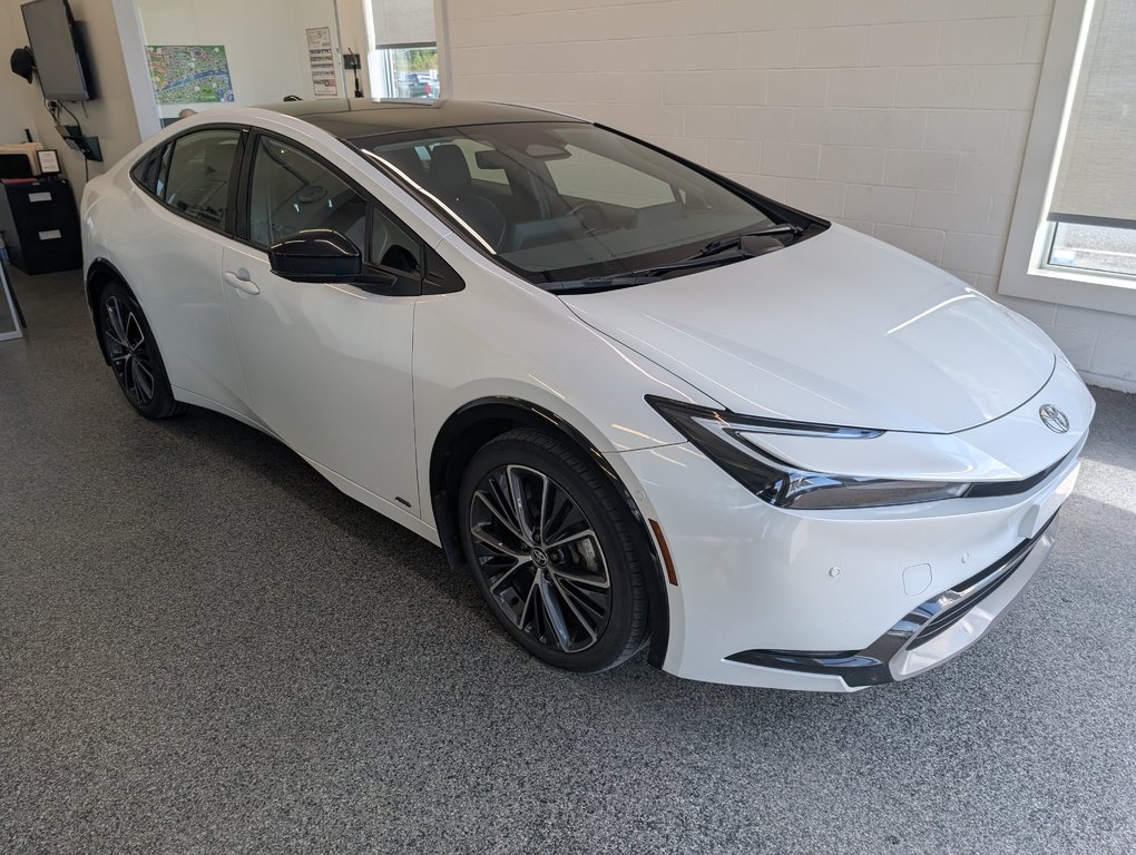 2023 Toyota Prius Limited AWD in Magog, Quebec - 1 - w1024h768px