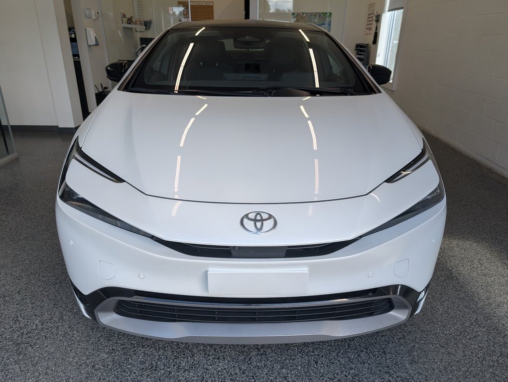 2023 Toyota Prius Limited AWD in Magog, Quebec - 6 - w1024h768px