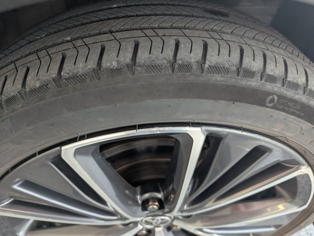 2023 Toyota Prius Limited AWD in Magog, Quebec - 24 - w1024h768px
