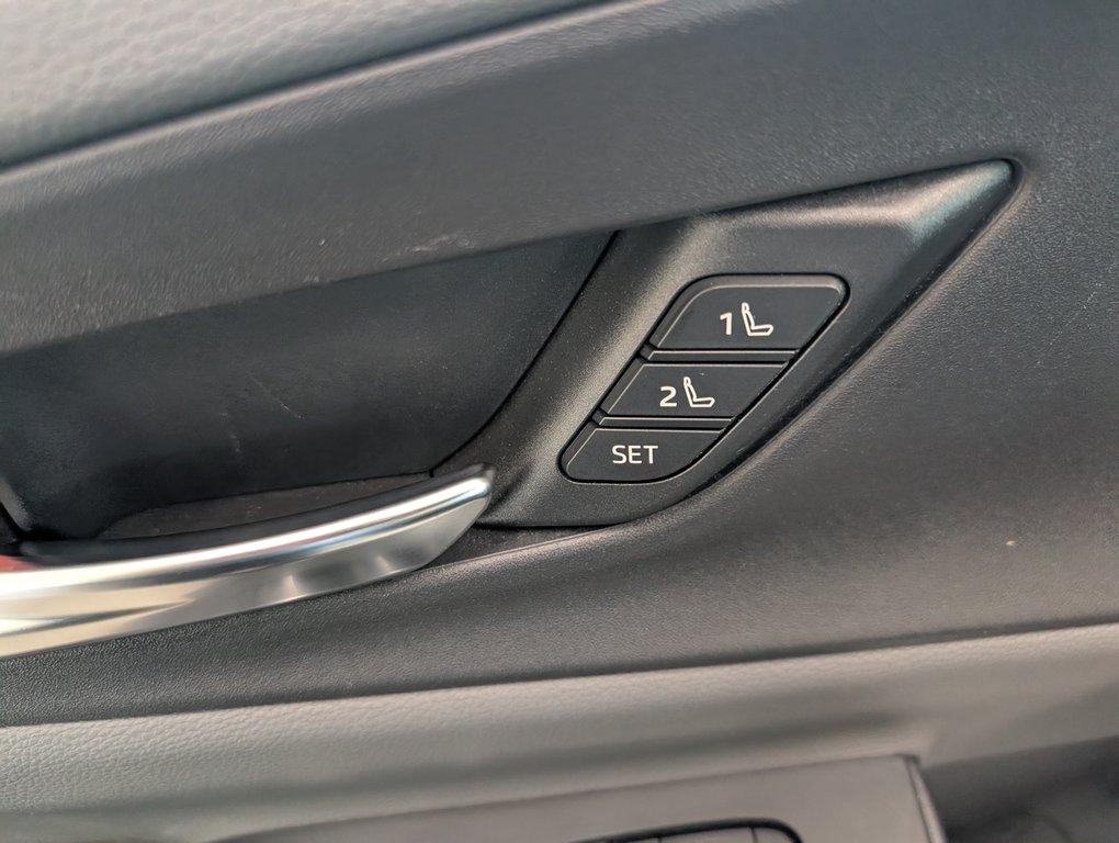 2023 Toyota Prius Limited AWD in Magog, Quebec - 17 - w1024h768px