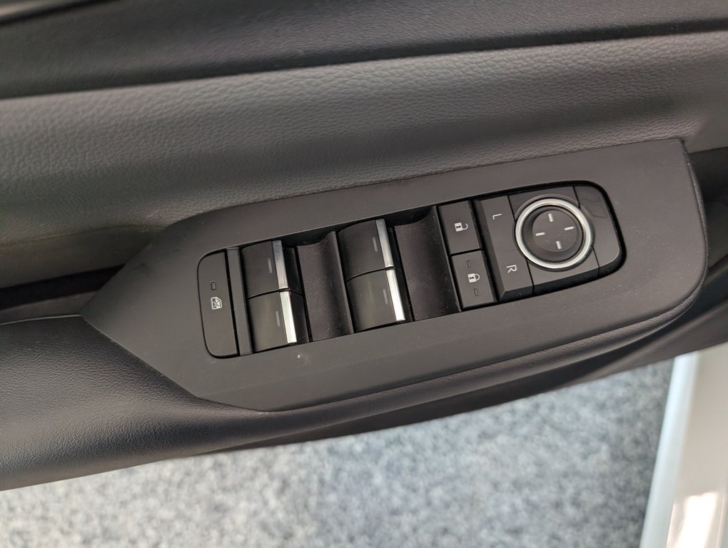 2023 Toyota Prius Limited AWD in Magog, Quebec - 15 - w1024h768px