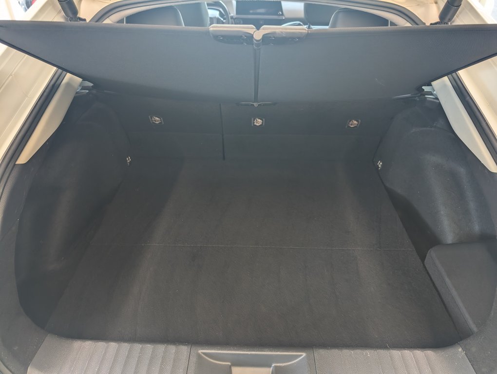 2023 Toyota Prius Limited AWD in Magog, Quebec - 7 - w1024h768px