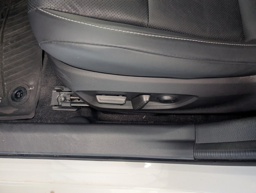 2023 Toyota Prius Limited AWD in Magog, Quebec - 14 - w1024h768px