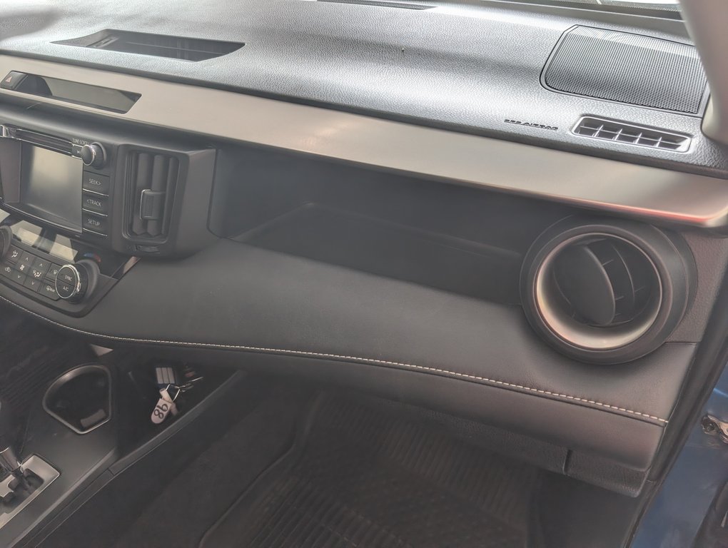 Toyota RAV4 Hybrid XLE, AWD, 2016 à Magog, Québec - 9 - w1024h768px