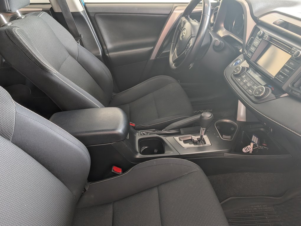 Toyota RAV4 Hybrid XLE, AWD, 2016 à Magog, Québec - 8 - w1024h768px