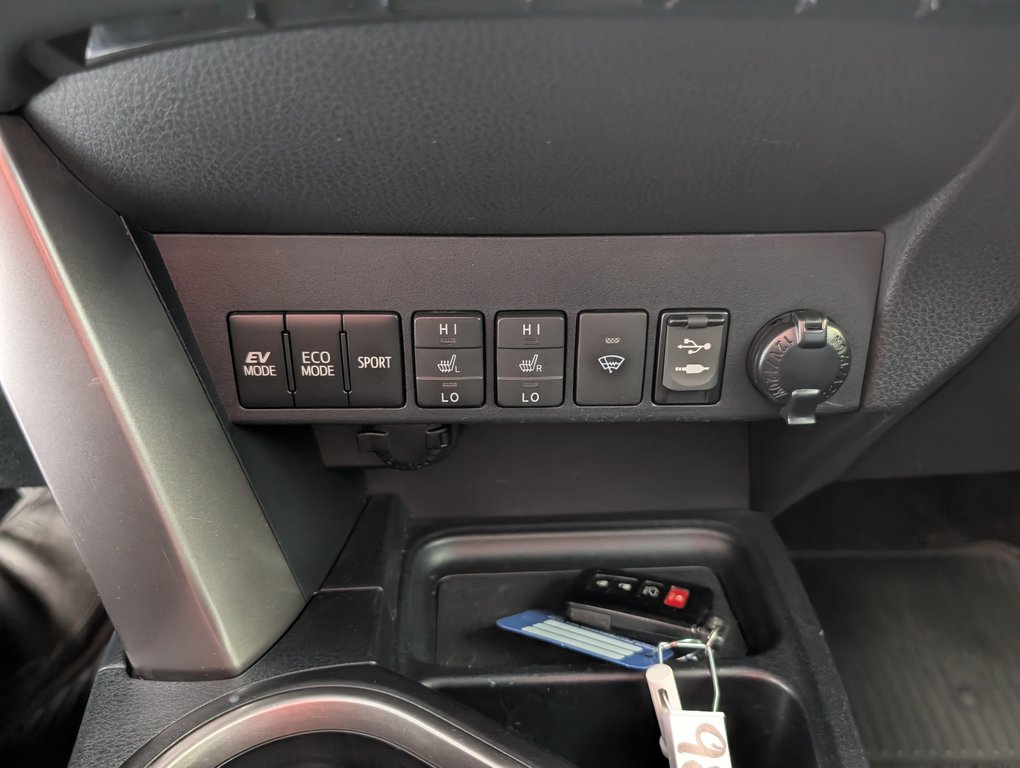Toyota RAV4 Hybrid XLE, AWD, 2016 à Magog, Québec - 17 - w1024h768px